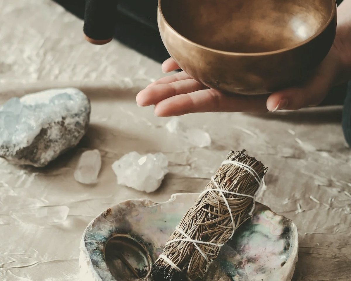 Klangschale mit Räucherbündel und Kristallen – Reiki und Energieheilung