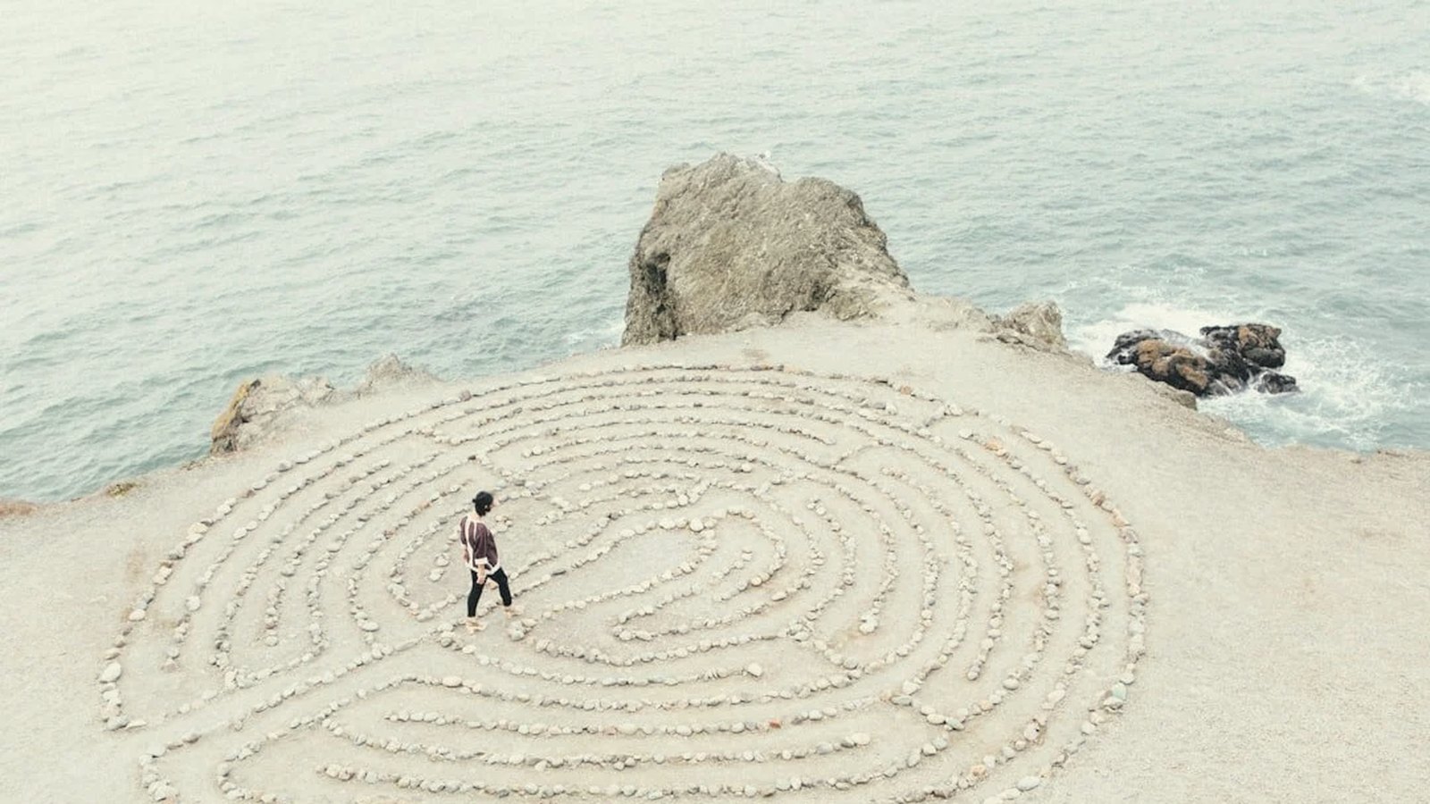Steinlabyrinth am Meer – der Weg durch die Krise